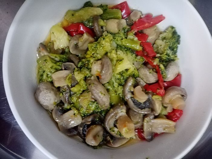 steamed broccoli with mushrooms