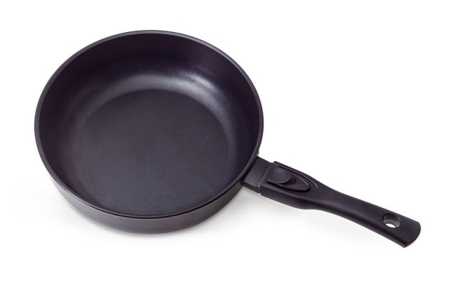 Frying pan with a removable handle