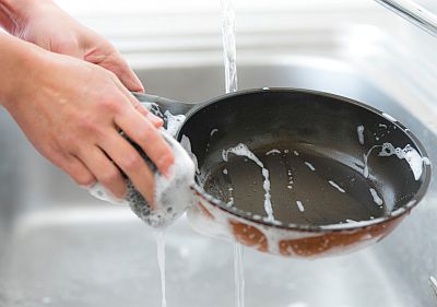 washing ceramic pan