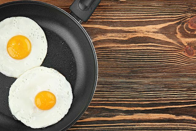 Frying pan with eggs