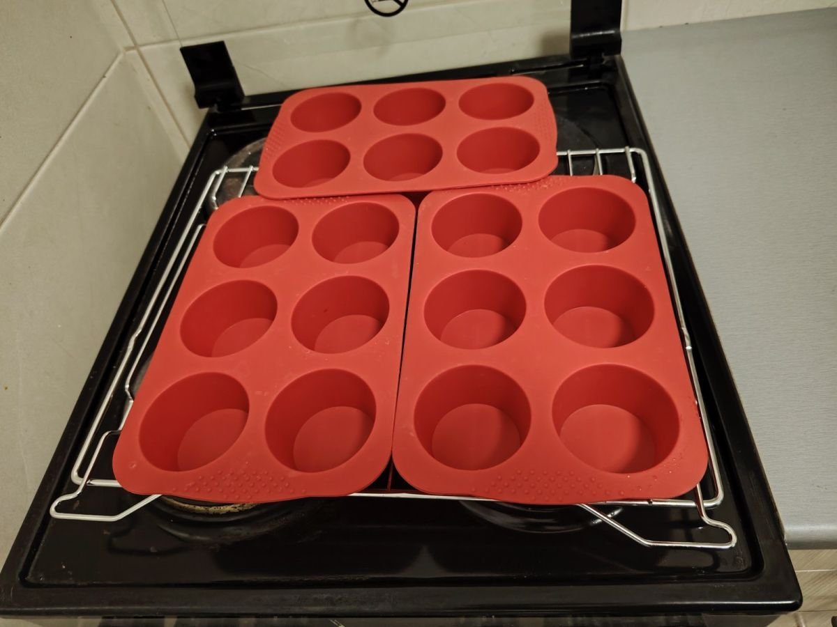 silicone mufin pans on the rack